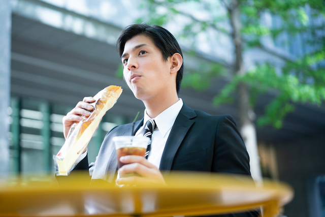 朝食を食べる男性