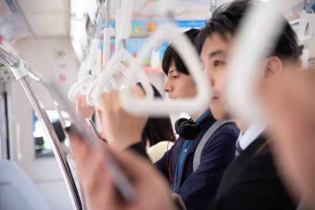 まあまあ混雑している車内