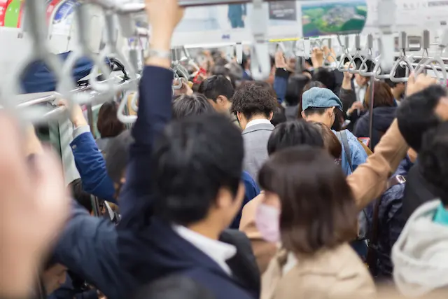 すし詰め状態の車内