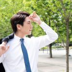 日差しを気にする男性