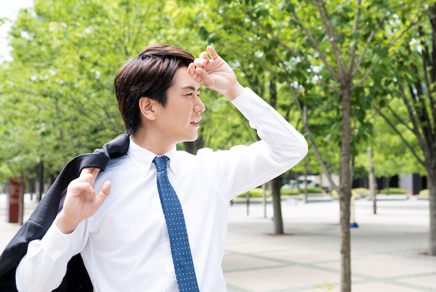 日差しを気にする男性