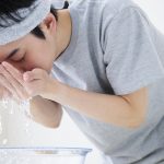洗顔をする男性