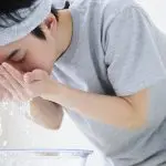 洗顔をする男性