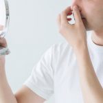 いちご鼻を気にする男性