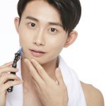 髭を剃る男性