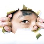 目元が印象的な男性