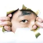 目元が印象的な男性