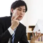 鏡を見る男性