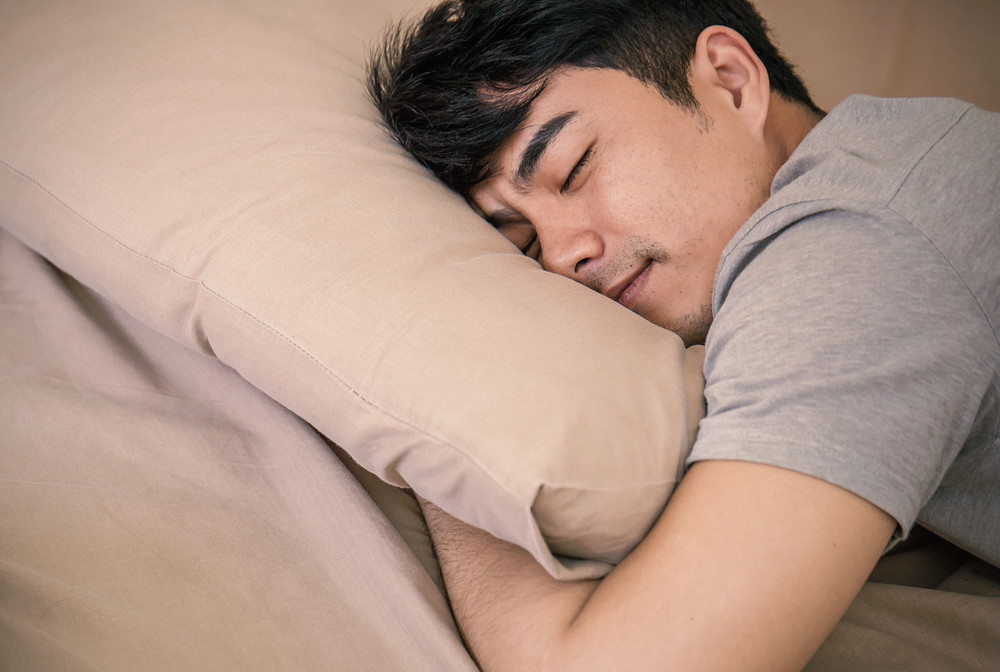 睡眠中の男性