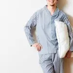 パジャマを着た男性