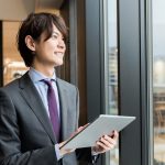 タブレットを操作する男性