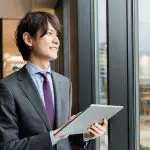 タブレットを操作する男性