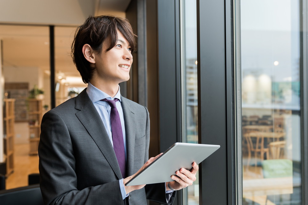 タブレットを操作する男性