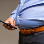 お腹が出ている男性