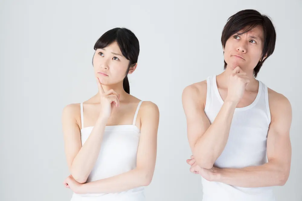 悩む男女