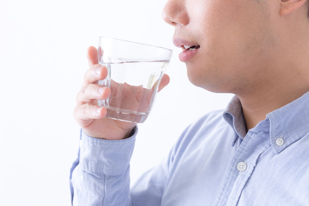 水を飲む男性