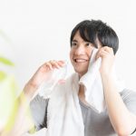 汗をタオルで拭う男性