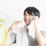 汗をタオルで拭う男性
