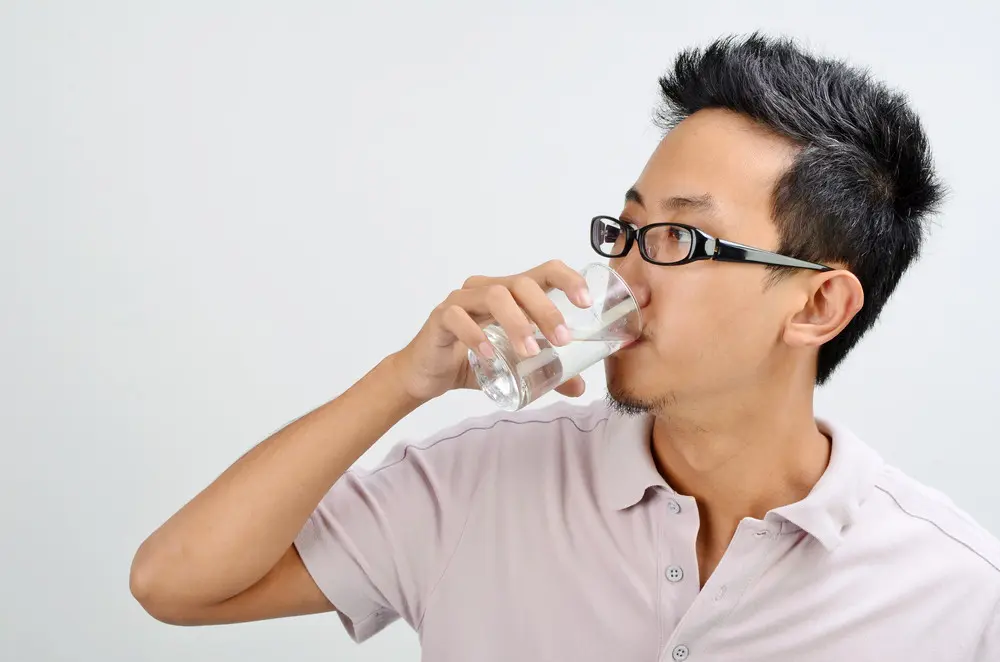 水を飲む男性