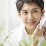 スキンケアする男性