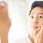 毛穴を気にする男性
