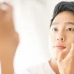毛穴を気にする男性