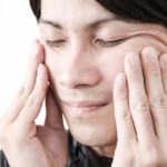 顔のたるみを気にする男性