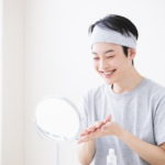 スキンケアする男性