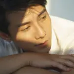 うつろ気な男性