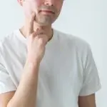 顔を気にする男性