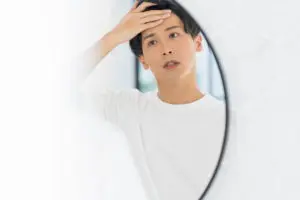 鏡を見る男性