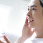 化粧水をつける男性