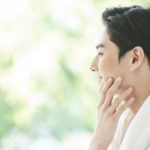 肌をチェックする男性