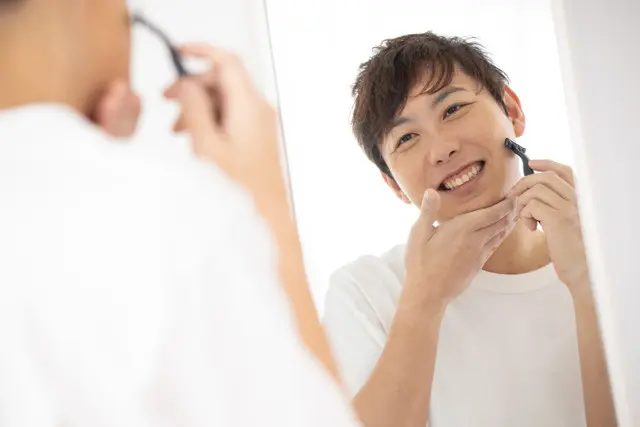 髭を剃る男性