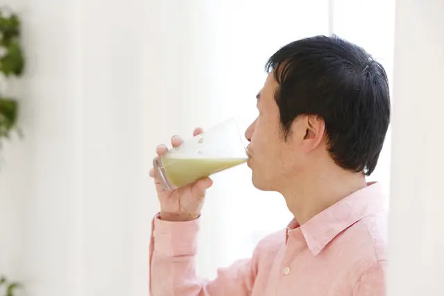 スムージーを飲む男性