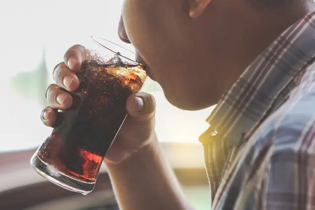 飲み物を飲む男性