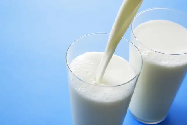 グラスに注がれた牛乳