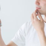 髭を気にする男性
