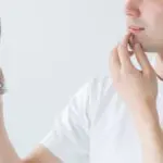 髭を気にする男性