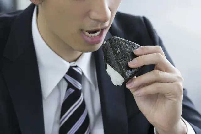 おにぎりを食べる男性