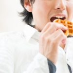 甘いものを食べる