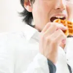 甘いものを食べる