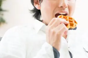 甘いものを食べる