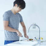 料理する男性