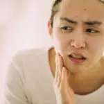肌を見る男性