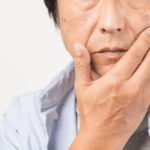 顔のシワを気にする男性