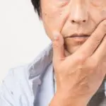 顔のシワを気にする男性