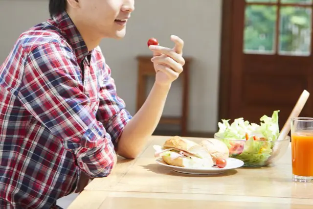 野菜をとる男性