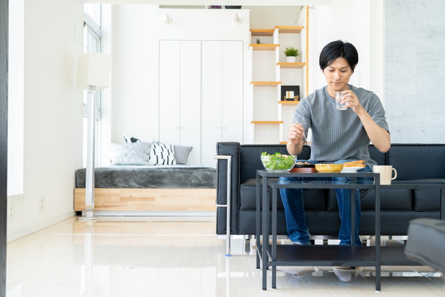 食事をとる男性