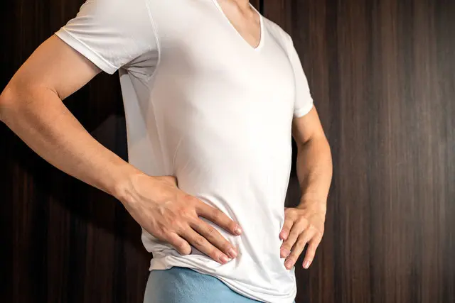 腰回りを気にする男性